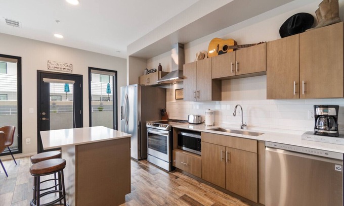 Edgehill Condominio | Illume - New Modern downtown Views with a Pool