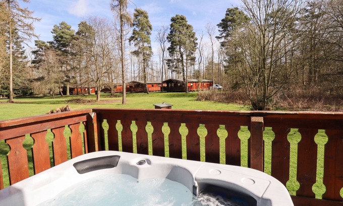 Louth Cabaña | ILODGE 73, family friendly, with hot tub in Louth