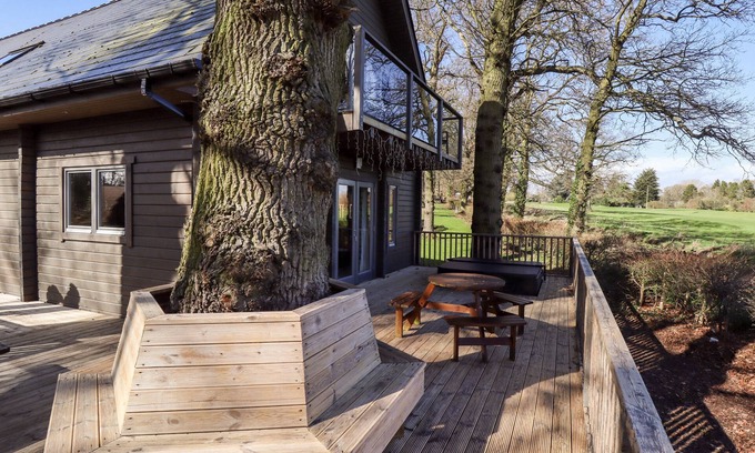Louth Cabaña | ILODGE ULTRA, family friendly, with hot tub in Louth