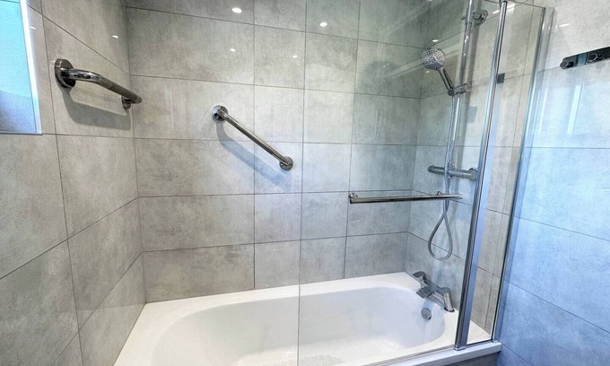 Lee Casa | Elegant & Spacious 3Bed Fulham Home/ Rooftop Terrace/ Jacuzzi/ Parking/ Sleeps 8