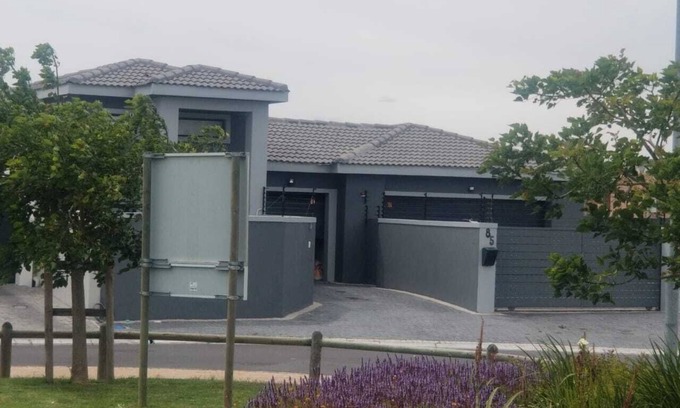 Bloubergstrand Casa | IMMACULATE 3 BED HOUSE WITH TRANQUILITY. 5 MINUTES TO THE BEACH.