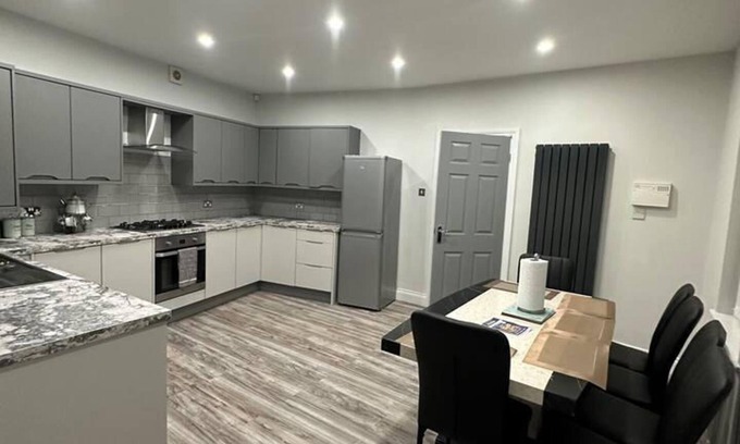Bootle Casa | Immaculate 4-bed Detached House in Bootle