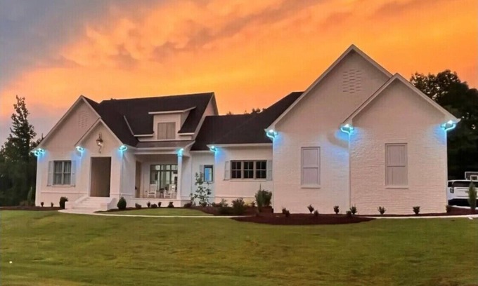 Oxford Casa | IMMACULATE 5 bedroom home in one of Oxfords most desired neighborhoods w/ a pool