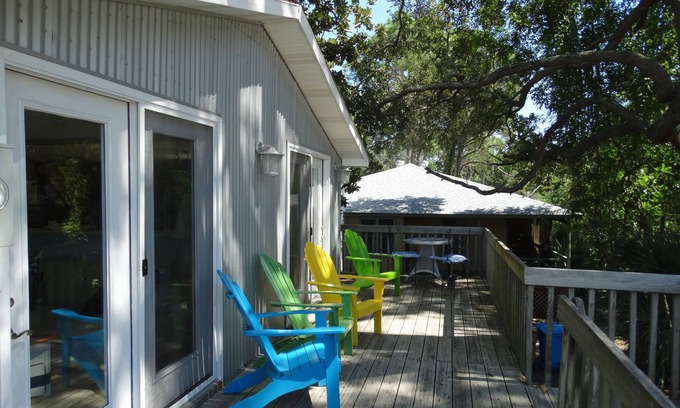 Tybee Island Casa | Casa moderna y cómoda de 2 dormitorios y 2 baños en el extremo norte de Tybee; Maravilloso valor!