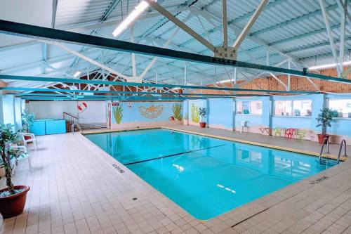 Scurlage Casa | Immaculate Gower Getaway with Pool & Facilities