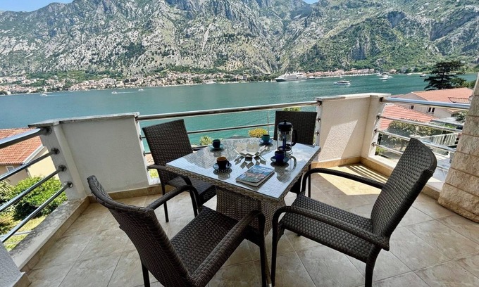 Kotor Apartamento | Inmaculado, apartamento de lujo con espectaculares vistas sobre la bahía de Kotor