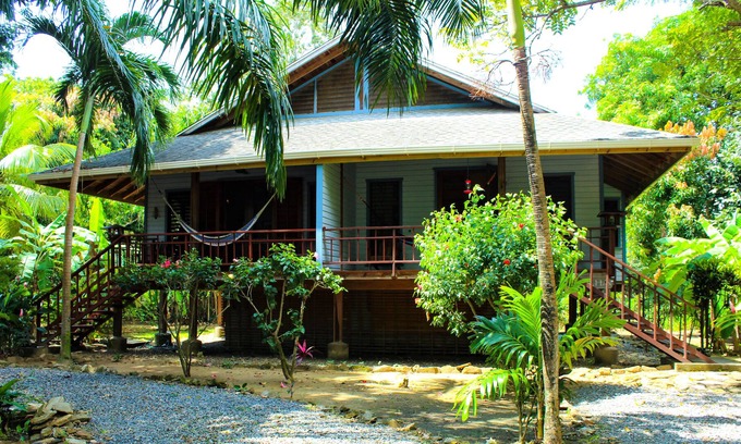 Palmetto Bay Casa | Inmaculado, cuidado jardín en un complejo privado, a pasos de la playa y la piscina