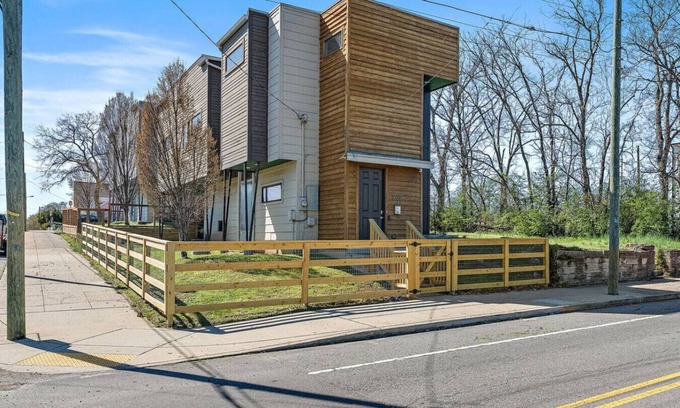 Hope Gardens Apartamento | This house is a 3 bedroom(s), 2 bathrooms, located in Nashville, TN.