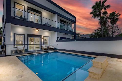 South Padre Island Casa | Immaculate Townhouse w Pool & Balcony South Padre