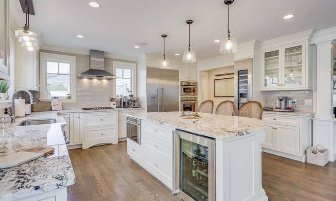 Brewster Casa | Impeccable 5BR Custom Home - Short stroll to Mant's Landing Beach