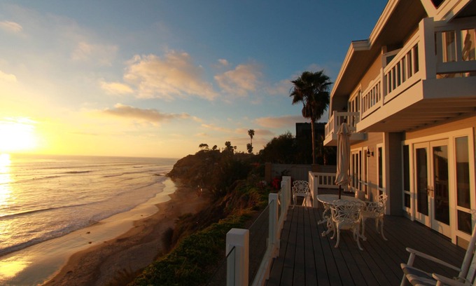 Encinitas Casa | Impecable casa de Cape Cod frente al mar con vista a la playa de Swami.
