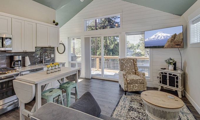 Redmond Casa | Impeccable Guest House, New Furnishing, Near Downtown. EV Charger, Dog Friendly, Deck, Enclosed Yard