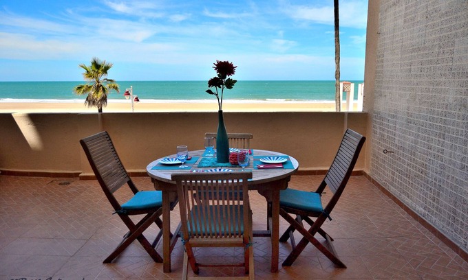 Cadiz Apartamento | Impressive frontal beach apartment with big terrac