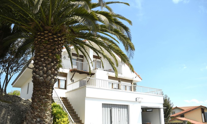 Bareyo Villa | Impresionante Casa a 5 min de la Playa con Vistas