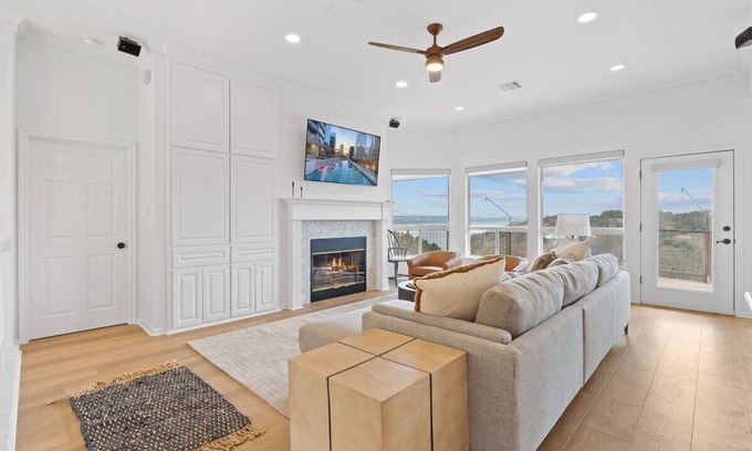 Lakeshore Ranch Casa | Impressive Lake View Mansion Atop Secluded Country
