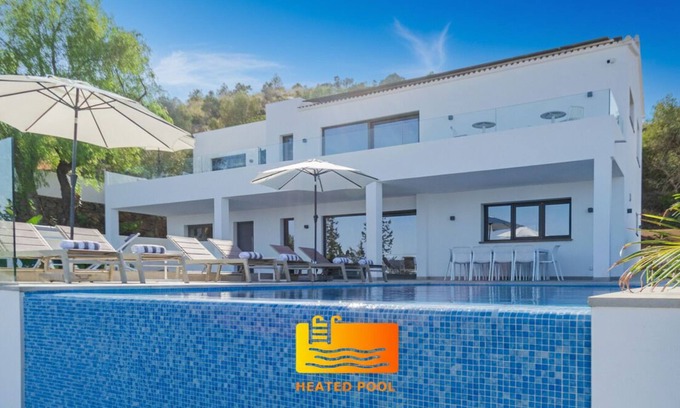 Churriana Villa | Villa espectacular para 10 personas con piscina infinity con vistas al mar
