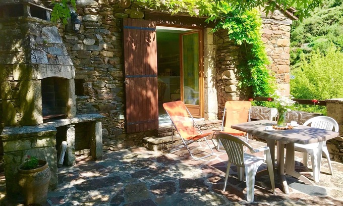 Brousse-le-Chateau Casa | In a fantastic medieval village, house in stone with a nice view near the river