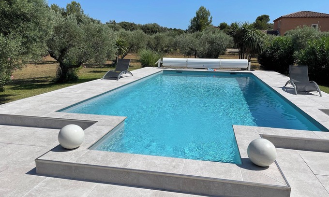 Lancon-Provence Villa | En un remanso de paz villa con piscina, campo de fútbol, petanca.