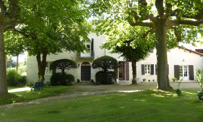 Creon-dArmagnac Casa | In a Wing of an Old Manor House