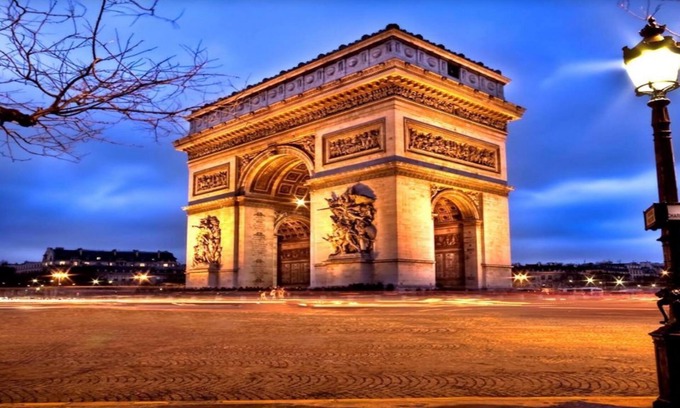 Champs-Elysees Apartamento | IN AN ELEGANT SETTING AND FLOODED WITH LIGHT – CHAMPS ELYSEES -RUE JEAN MERMOZ