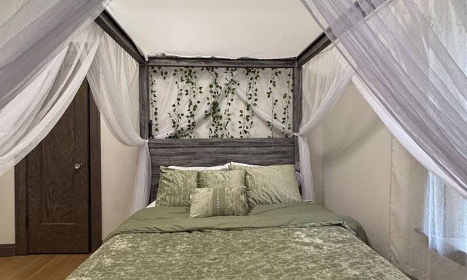 Berwyn Casa | in Berwyn - 3 bedrooms available