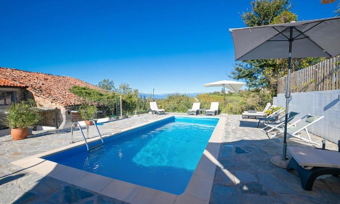 Clavesana Apartamento | In Bocca Al Lupo with Shared Pool