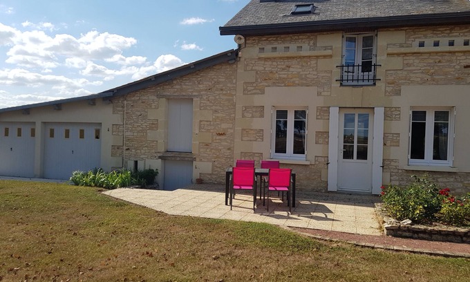 Moncontour Casa | In the countryside for Prof et Voyageur