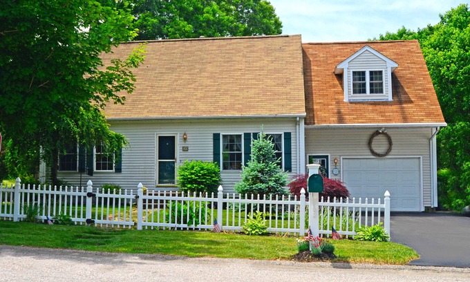 North Kingstown Casa | IN-GROUND POOL, Close to Beach/Vineyards, Wickford, Newport & Narragansett