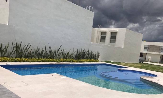 San Luis Potosi Casa | En Zona Industrial, alberca, Gym, vigilancia 24/7.