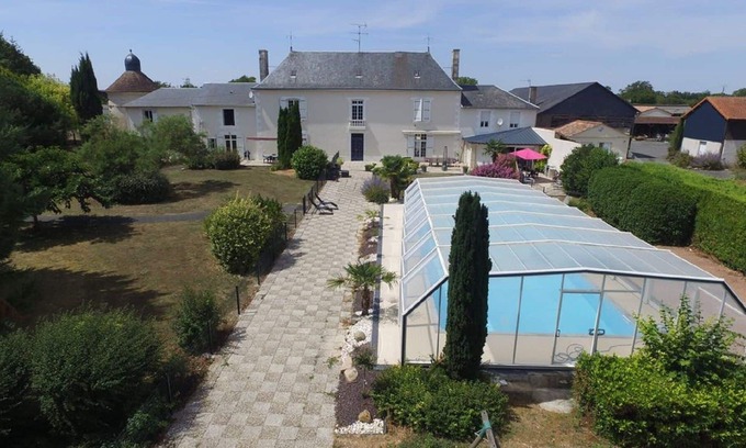 Chabournay Apartamento | En gran finca con piscina: apartamento de 1 dormitorio para 4 personas.