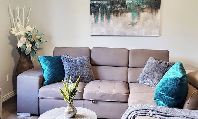 Kitchener Casa | In style 3 Bdrm house- king bed, Netflix, 2 parking