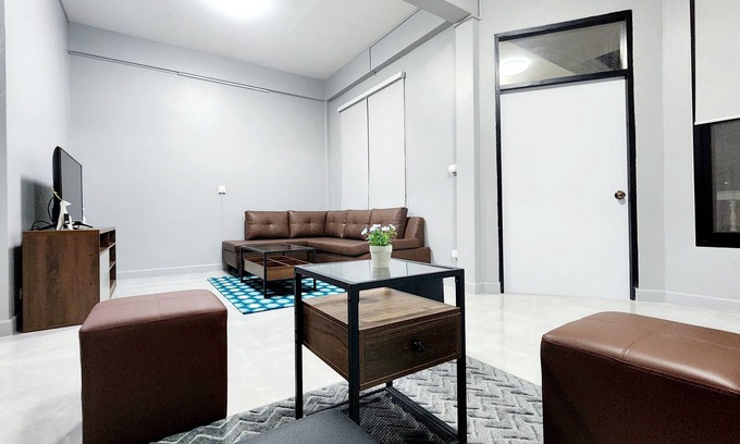 Ratchadaphisek Casa | In the central of the city, close to convenience stores and transportation hubs.