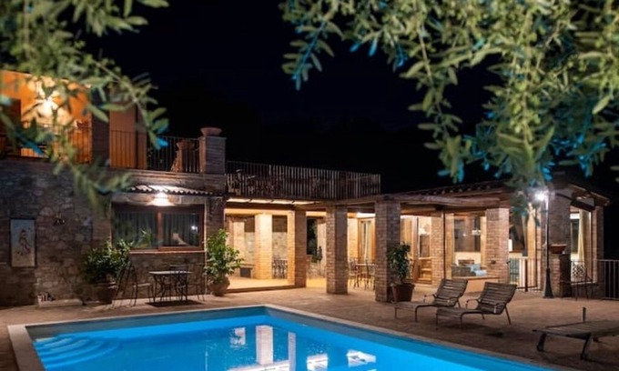 Corbara Apartamento | In the charming Umbrian countryside near Orvieto, villa with pool and waterfall.