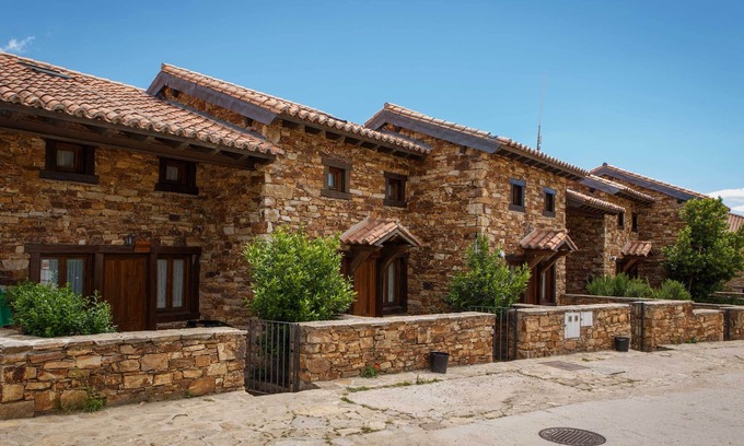 Horcajuelo de la Sierra Chalet De Esquí | En casa Rajalhondo podras disfrutar de un patio con barbacoa y muebles de jardin