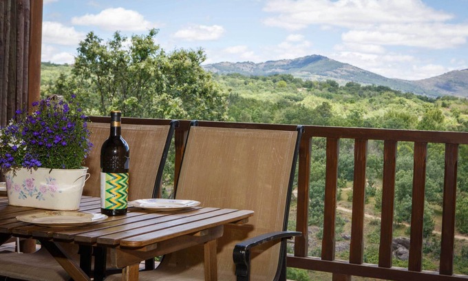 Horcajuelo de la Sierra Chalet De Esquí | En la Mediana podras disfrutar de una terraza con barbacoa y un pequeno patio.