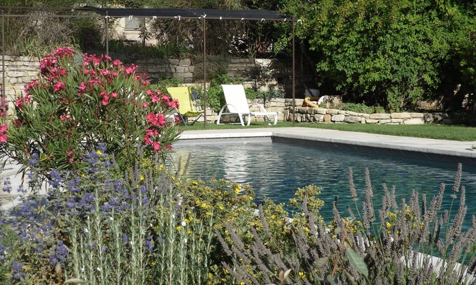 Castellet Villa | En el corazón del Gran Luberon, albergue independiente, hermosa piscina, calma