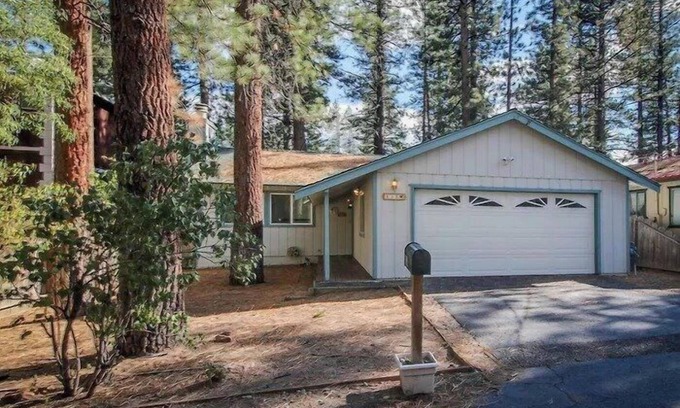 Al Tahoe Casa | In the Heart of South Lake Tahoe, Featuring Pool Table and Hot Tub!