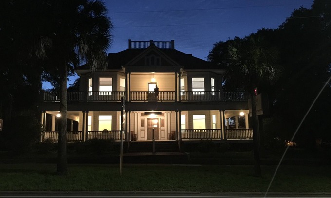 Historic Downtown Apalachicola Casa | Dormitorio de gema gitana con baño en el pasillo