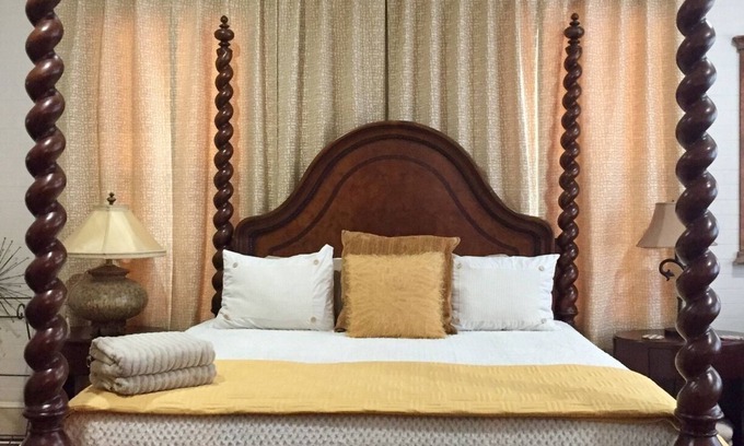 Historic Downtown Apalachicola Casa | Liberty Guest Room con baño privado en el pasillo.