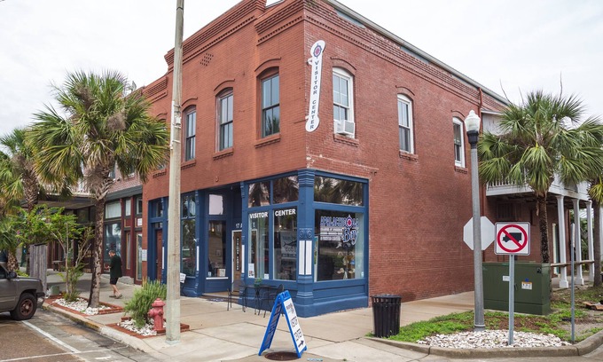 Apalachicola Condominio | In the heart of downtown Apalach w/ restaurants, shops & waterfront within steps