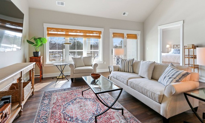 Fontana-on-Geneva Lake Apartamento | In the Heart of it ALL! New Construction/Sunset Balcony/Dwtn Fontana/Grill Access/UpscaleCondo