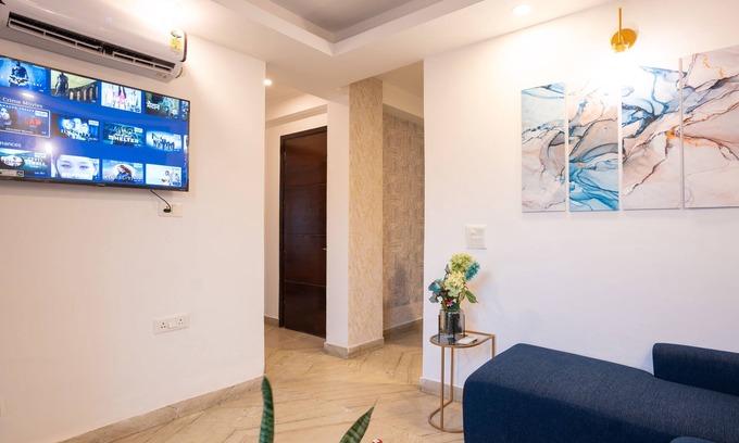 Kalkaji Apartamento | In the heart of South Delhi | Fully Furnished Apartment with Park Facing Balcony