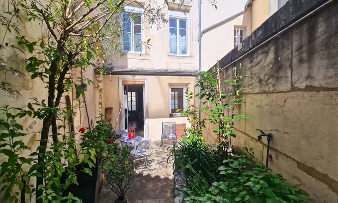Cognac Casa | In the historic center of Cognac, town house, quiet Charente side.