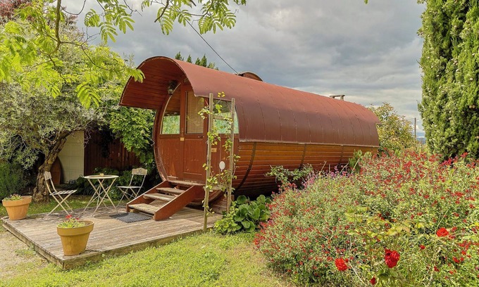 Chanos-Curson Cabina | In the quiet countryside, surrounded by vineyards, a comfortable air-conditioned Tonneau.