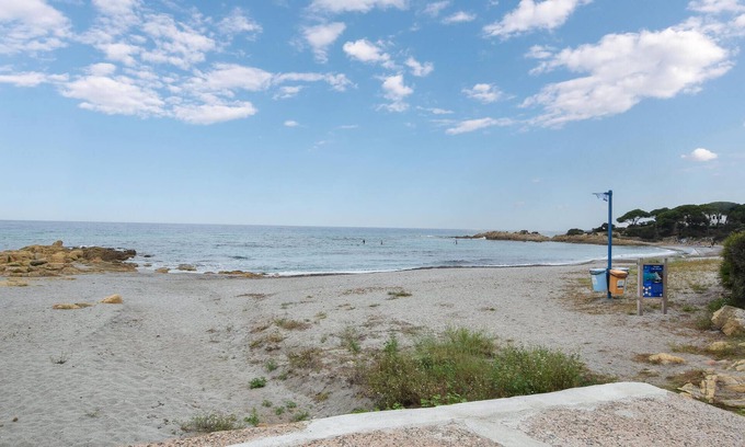 Cala Liberotto Casa | In the small seaside resort of Cala Liberotto, this practical vacation home welcomes you.