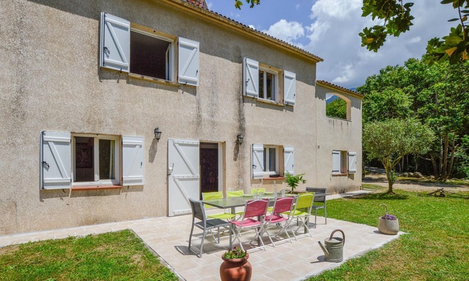 Ucciani Apartamento | In this vacation apartment with a beautiful view of the countryside, the vacation becomes a pleasure