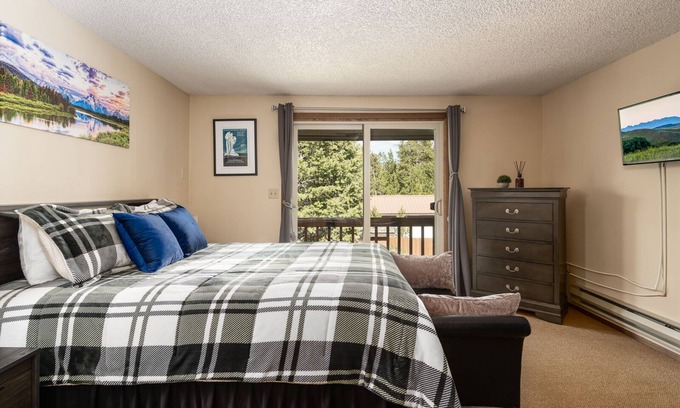West Yellowstone Casa | In Town 1 Mile to Yellowstone- Huckleberry House