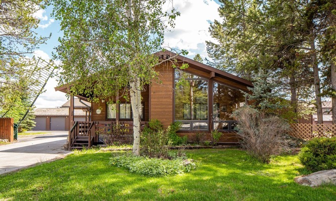 West Yellowstone Cabina | ¡Nuevo listado! En la ciudad, ubicado a 0. 7 de la entrada de la puerta