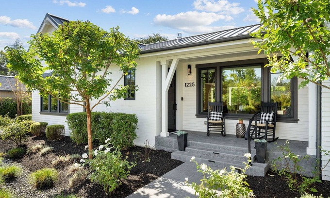 St. Helena Casa | In-Town Hideaway on Quiet Lane