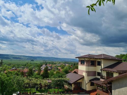 Voinesti Casa | In Varful Dealului